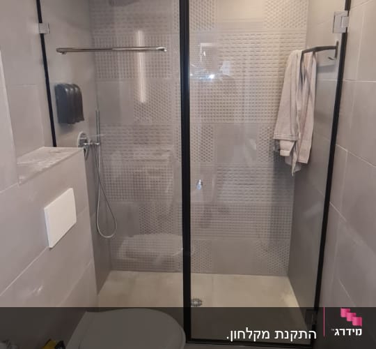 מקלחת עם ראש גשם ודלת זכוכית